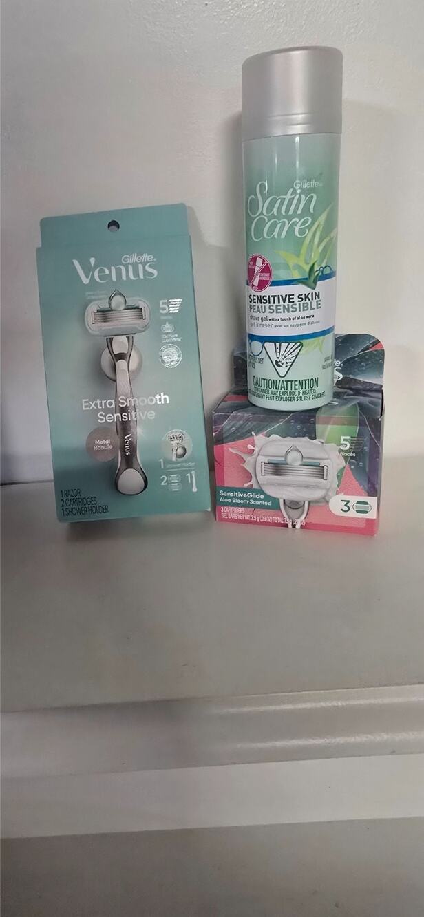 Gillette Venus Extra Smooth Sensitive Razor + 5 Refills & Satin Care Shave Gel